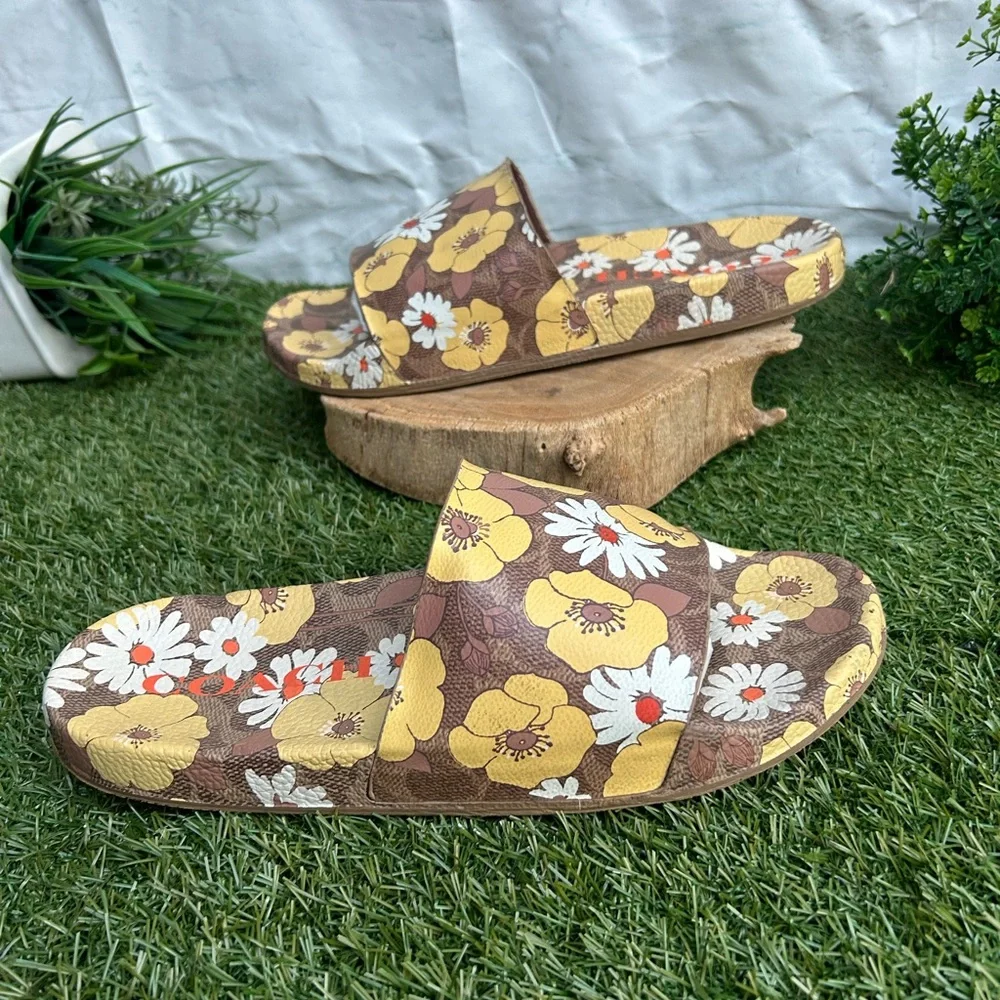 COACH
Udele Sig Floral Sport Slide
Women size 10 NEW
$95.00
Color: Beige - Picture 7 of 16